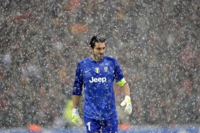 爱游戏体育-Faker遭遇七持续失利，尤文图斯教练压力巨大！上演精彩一战