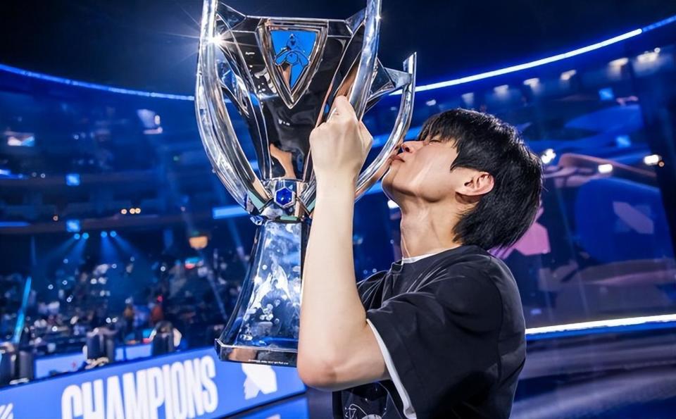 Faker迎来十五赛季出色发挥，FPX观众热烈欢呼！